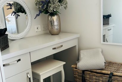 A bedroom at Honey Stone Cottage, Cotswolds