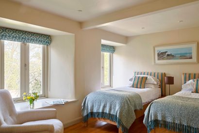 A twin bedroom at Harberton Cottage, Devon