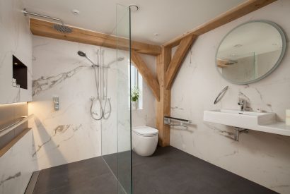 The bathroom at Serenity Retreat, Devon