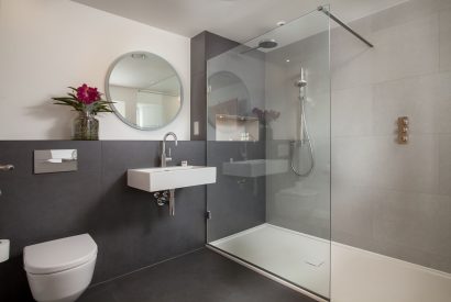 A bathroom at Serenity Retreat, Devon