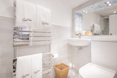 An en-suite bathroom at Rose Walls, Lake District 