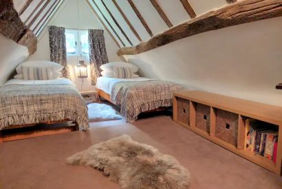 A twin bedroom at Hamble Riverside Cottage, Old Bursledon, Hampshire