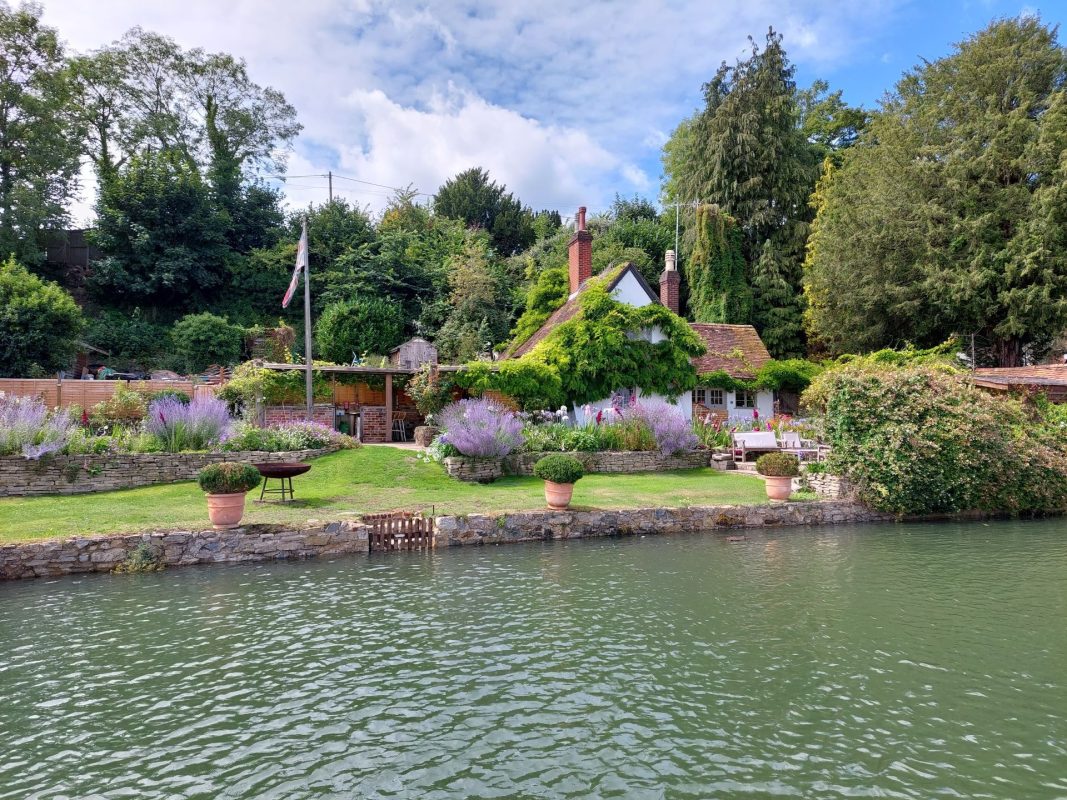 Riverside views of Hamble Riverside Cottage, Old Bursledon, Hampshire