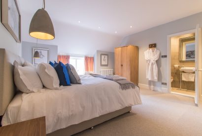 A suoer king sized bedroom at Hawthorn Farmhouse, Somerset