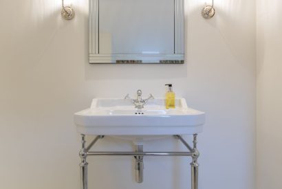 En-suite bathroom at Hawthorn Farmhouse, Somerset