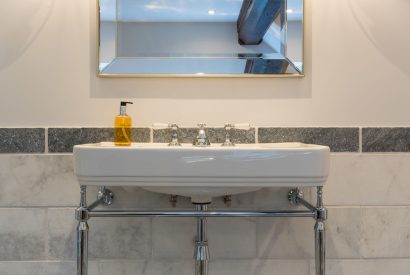 An en-suite bathroom at The Thatched Cottage, Somerset