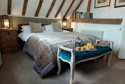 A king size bedroom at Hamble Riverside Cottage, Old Bursledon, Hampshire