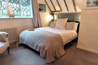 A double bedroom at Hamble Riverside Cottage, Old Bursledon, Hampshire