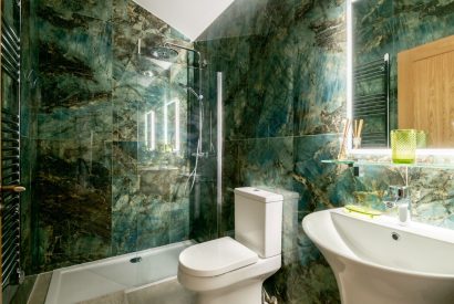 A bathroom at Sunset Retreat, Kent
