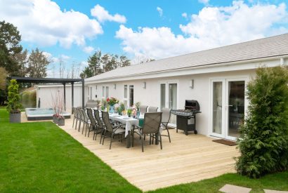 Outdoor dining at Sunset Retreat, Kent