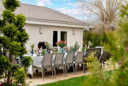 Outdoor dining at Sunset Retreat, Kent
