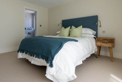 A king sized bedroom at Skippers Retreat, Hamble