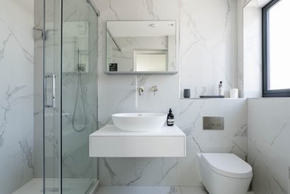 An en-suite bathroom at Skippers Retreat, Hamble
