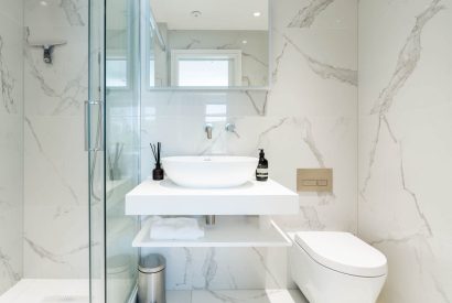 An en-suite bathroom at Skippers Retreat, Hamble
