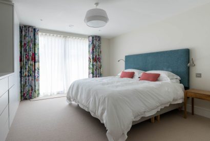 A king sized bedroom at Skippers Retreat, Hamble