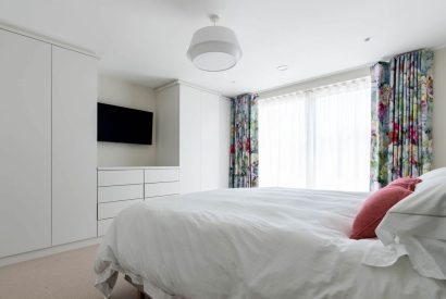 A king sized bedroom at Skippers Retreat, Hamble