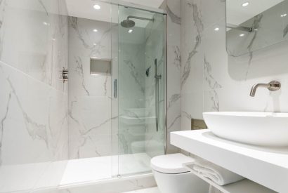An en-suite bathroom at Skippers Retreat, Hamble