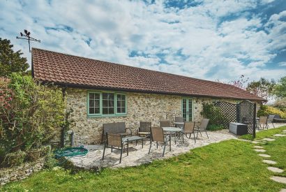 The exterior and outdoor dining area at Tree Pipit Cottage, Devon