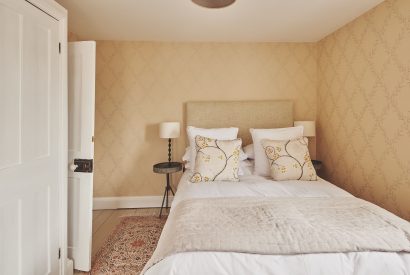 A bedroom at Coastal Manor Retreat, Hampshire