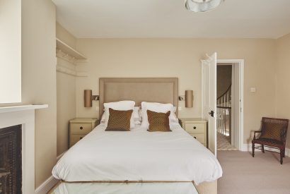 A bedroom at Coastal Manor Retreat, Hampshire