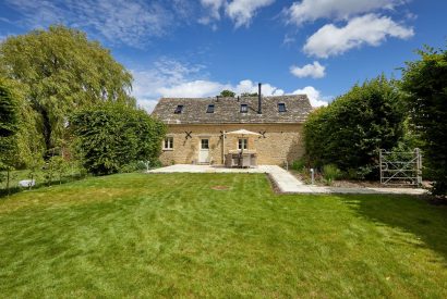 The exterior with a large lawn at Orchard Stable, Cotswolds