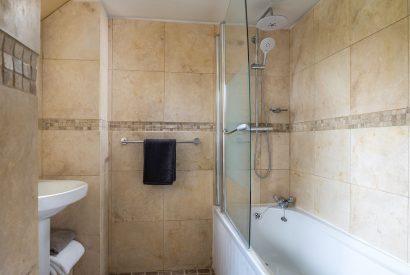 A bathroom at Cuckoo Cottage, Devon