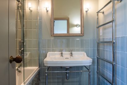 A bathroom at Grange Cottage, Bursledon, Hampshire