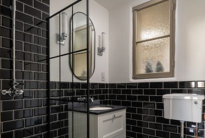 A bathroom at Grange Cottage, Bursledon, Hampshire