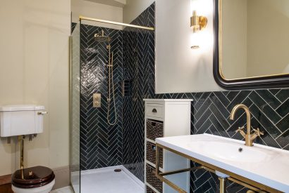 A bathroom at Grange Cottage, Bursledon, Hampshire