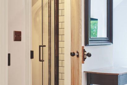 An ensuite bathroom at Farmstay Retreat, Hampshire