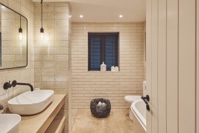 A bathroom at Ty Florence, Gower