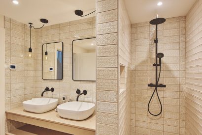A bathroom at Ty Florence, Gower