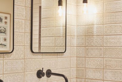 A bathroom at Ty Florence, Gower