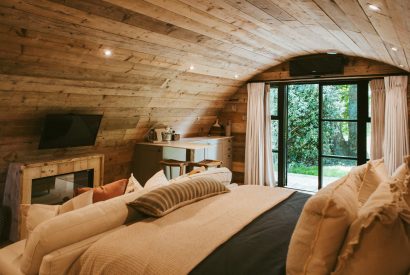 The king size bed at Thyme Pyggy, North Wessex Downs 