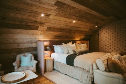 The king size bed at Thyme Pyggy, North Wessex Downs 