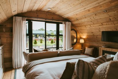 King size bedroom at Sage Pyggy, North Wessex Downs