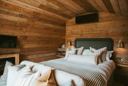 The king size bed at Sage Pyggy, North Wessex Downs 