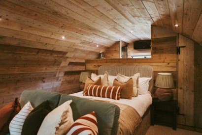 The king size bedroom at Rosemary Pyggy, North Wessex Downs 