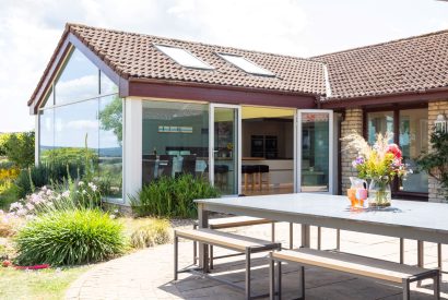 Outdoor dining at Shepherd's Lakeview, Somerset