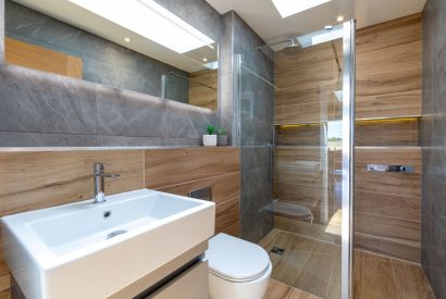 A shower room at Shepherd's Lodge, Somerset