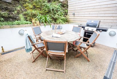 Outdoor dining at Wavecrest, Cornwall