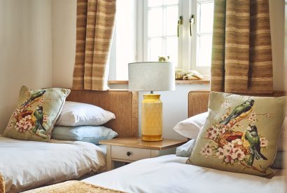 A twin bedroom at The Luxury Barn, Peak District