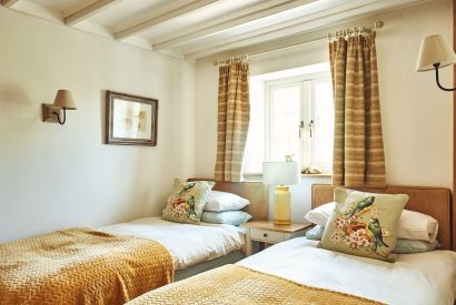 A twin bedroom at The Luxury Barn, Peak District