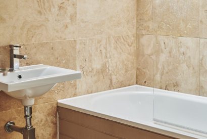 The bath tub at Green Pastures Cottage, Peak District