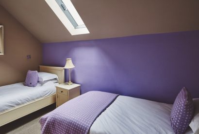 A twin bedroom at Green Pastures Cottage, Peak District