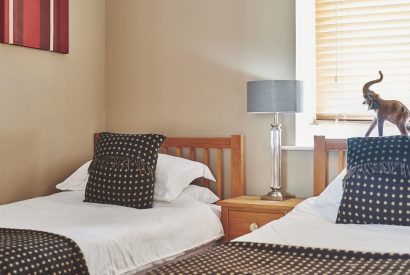 A twin bedroom at Buttermilk Barn, Peak District