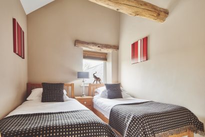 A twin bedroom at Buttermilk Barn, Peak District