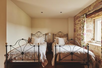 A twin bedroom at Woodpecker Loft, Peak District