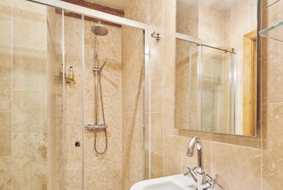 A bathroom at Woodpecker Loft, Peak District