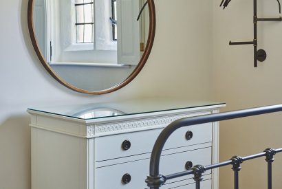 bedroom - Lakeside Cottage - Cheshire cottages
